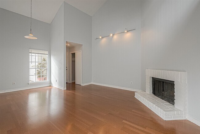 Building Photo - 9809 Richmond Ave.