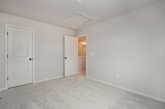 Building Photo - Luxury Rowhouse w/ Over-sized Garage