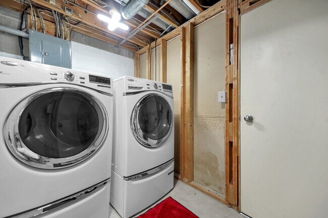 Building Photo - 3 Bedroom Luxury Condo