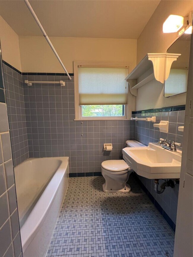 Building Photo - 1511 Romeria Dr