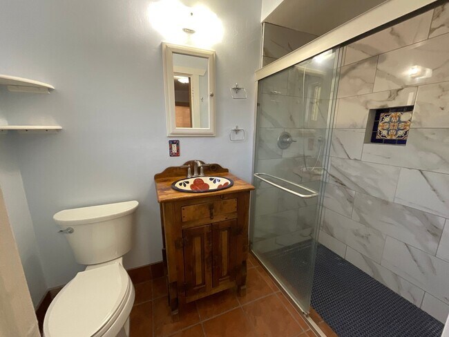 Building Photo - Eastside home with privacy on cul-de-sac
