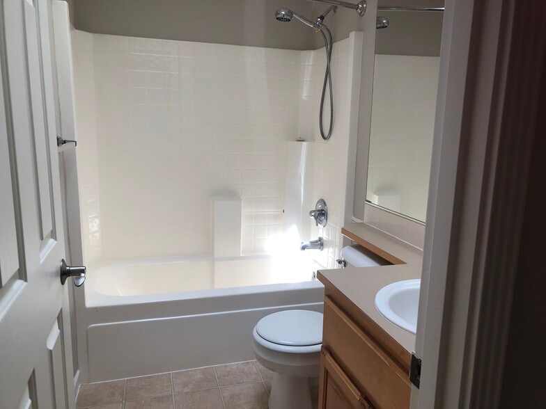 Hall bath - 12289 SW 114th Ter