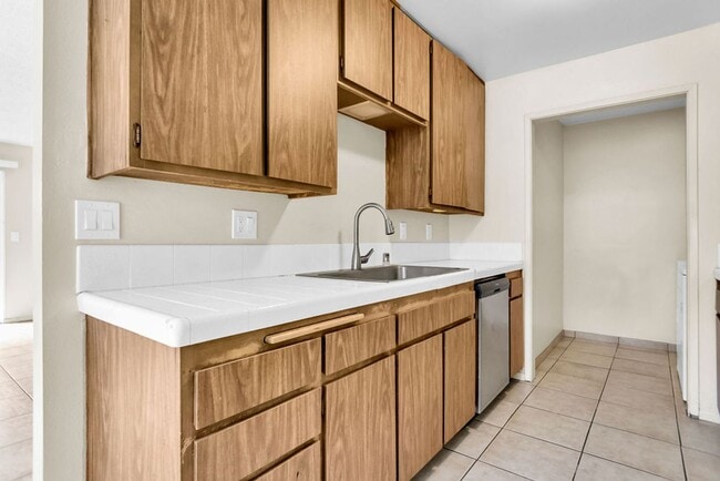 Building Photo - Great three bedroom/two bath single level corner townhome in UTC!