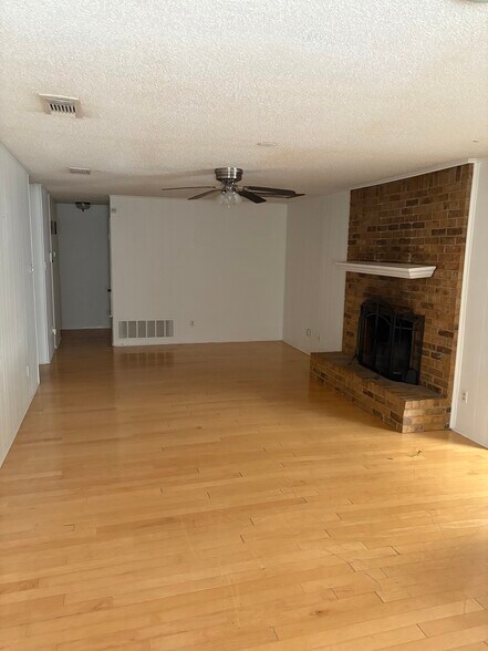 Building Photo - 206 Cedarcrest Dr