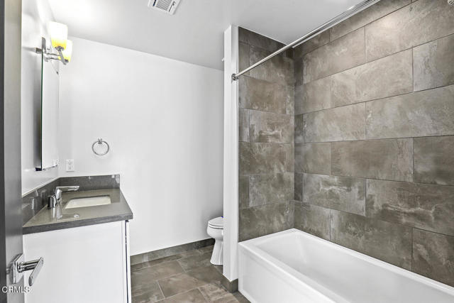 Building Photo - 2000 Lake Ave