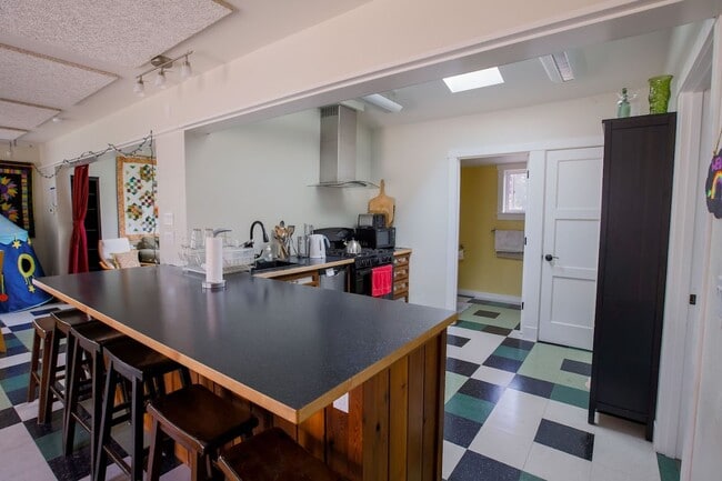 Building Photo - Lovely Langley Condo and Pet Friendly!