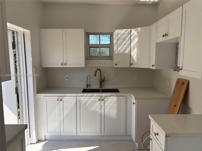 Building Photo - 521 NW 48th St