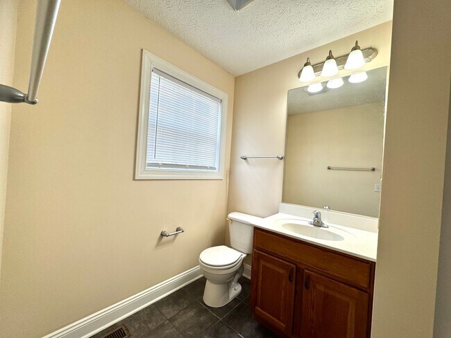 Building Photo - Oak Tree Townhome