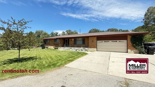 Primary Photo - Charming home on private lane!