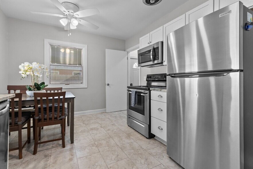 Building Photo - 810 E Pershing St