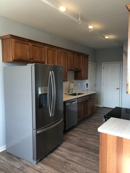 Kitchen - 473 Aurora St