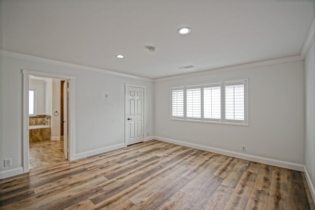 Building Photo - Beautifully Remodeled, Detached Front Town...