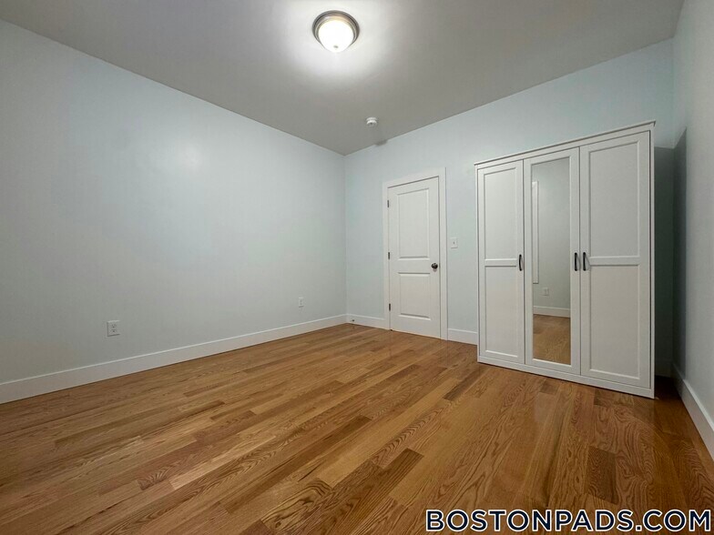 Building Photo - 7 Carson St