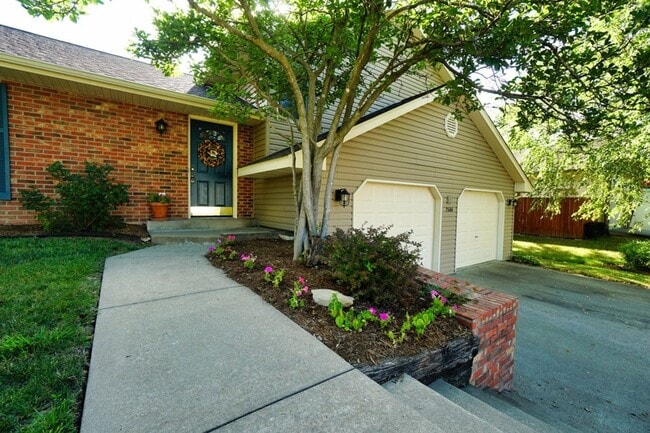 Building Photo - Fantastic Location! Close to MKT & Twin Lakes! 3BR/2.5BA/2000sqft., 2-Car Garage, Large Fenced Ya...