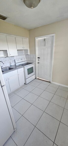 Building Photo - 4117 SW 24th St