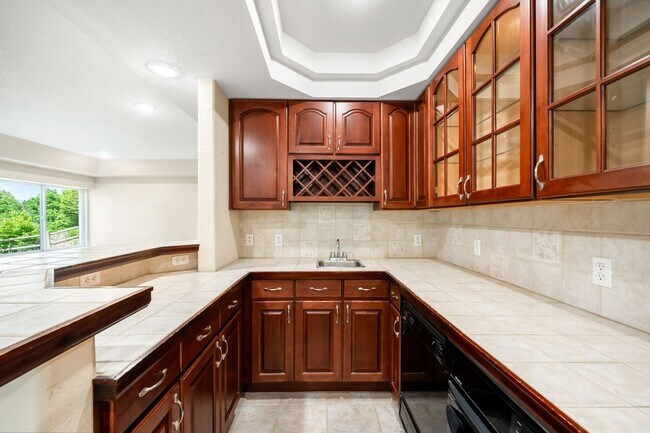 Building Photo - Luxury 6BD, 5BA Recently Remodeled Littlet...