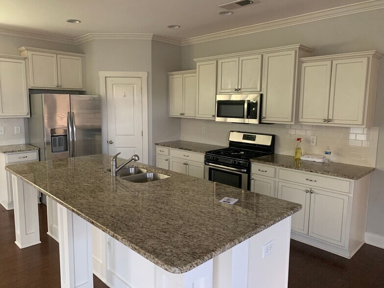 Building Photo - Well Maintained 3 Bedroom Home in The Pres...