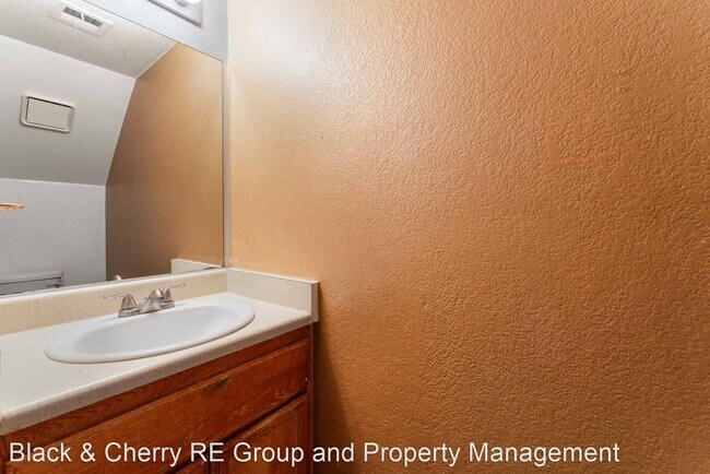 Building Photo - 1 br, 1.5 bath House - 1628 Justin Court