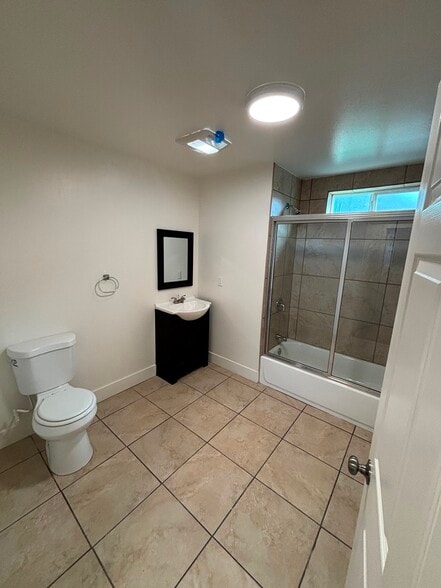 Building Photo - 632 W 94th St