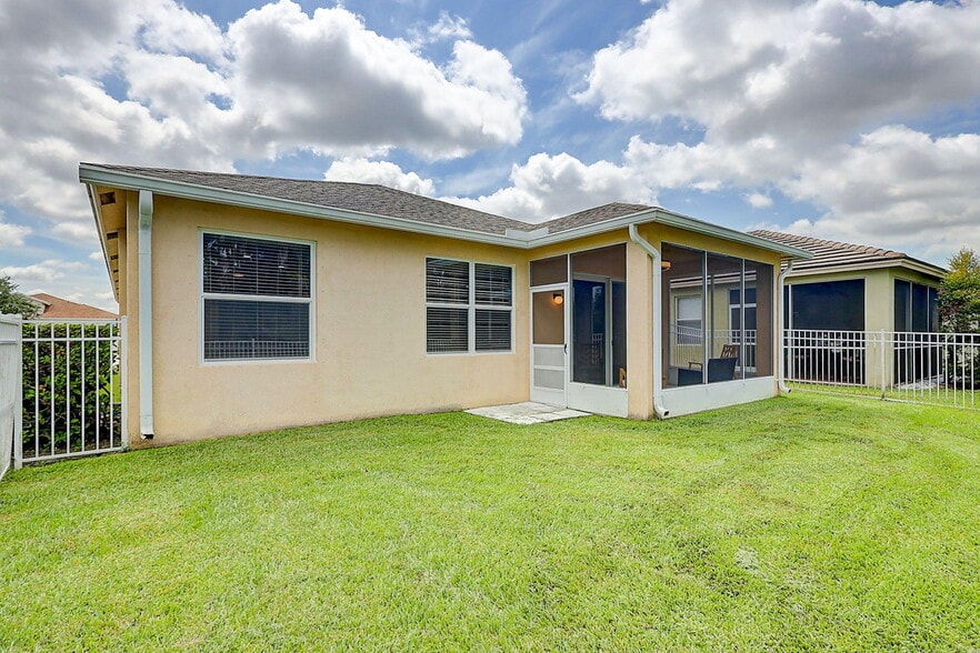 Building Photo - 10015 SW Stonegate Dr