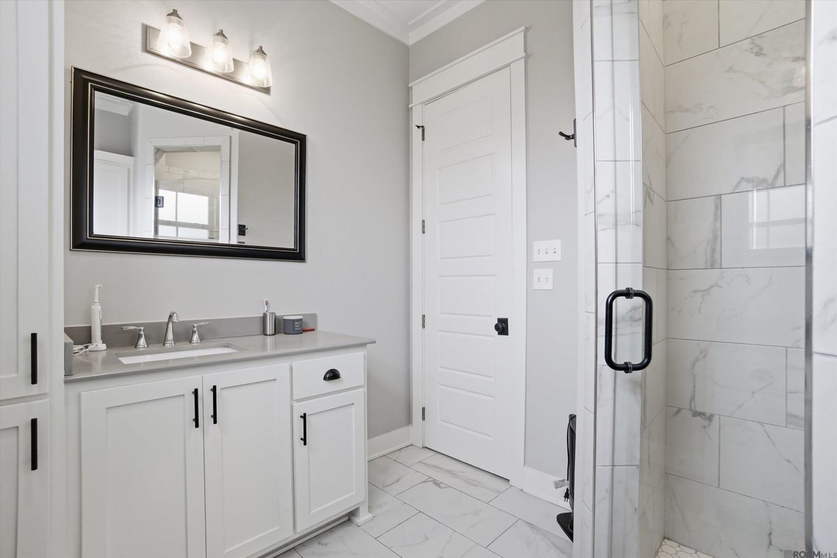 Building Photo - 421 St Thomas Ln