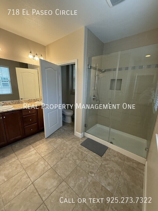 Building Photo - 718 El Paseo Cir