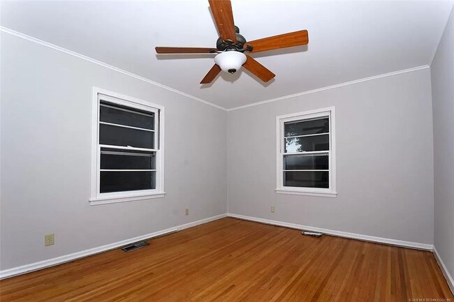 Building Photo - Clean 3 bed 1.5 bath close to Brookside an...