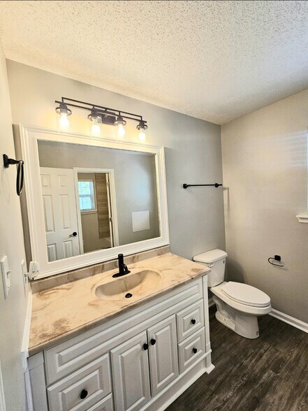 Full bathroom - 112 W Oak Manor Ct