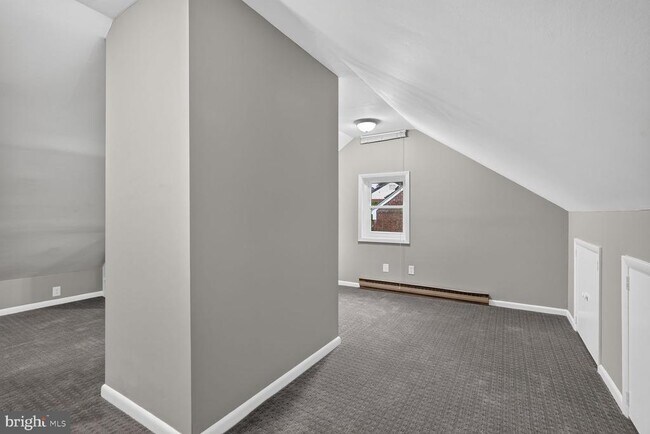 Building Photo - 7215 Rollingwood Dr