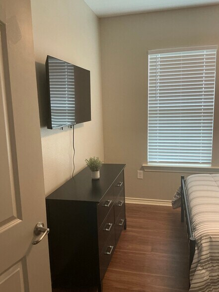 Building Photo - 516 Amy St