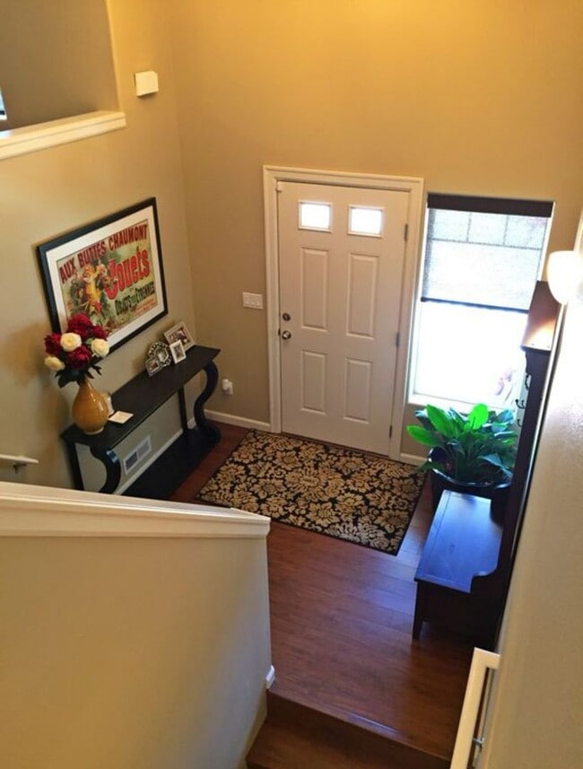 Building Photo - Beautiful Spacious 3 Bedroom/2.0 Bathroom ...