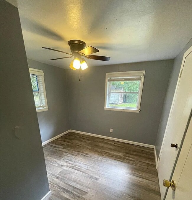 Building Photo - Charming 3-Bedroom 1.5 Bath Cottage-Style ...