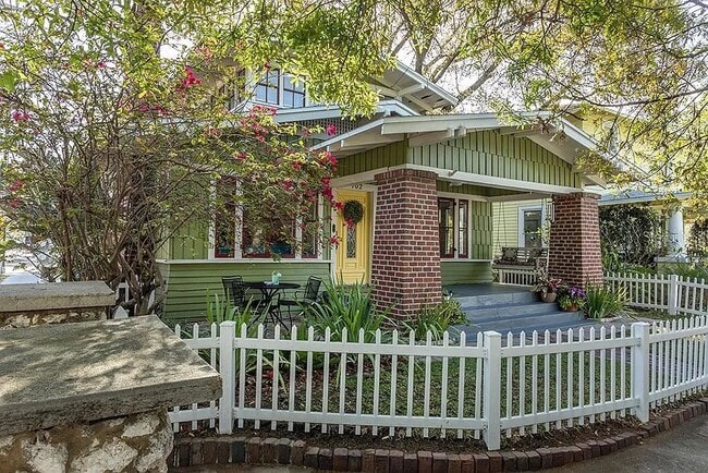 Building Photo - 702 S Bungalow Terrace