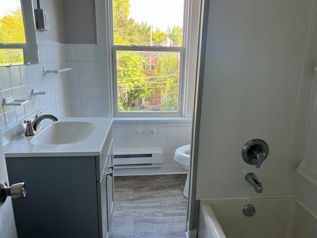 Building Photo - 2 Bedroom 1 bathroom Renovated town home!