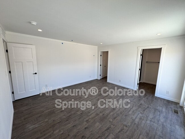 Building Photo - 690 E Hahns Peak Ave