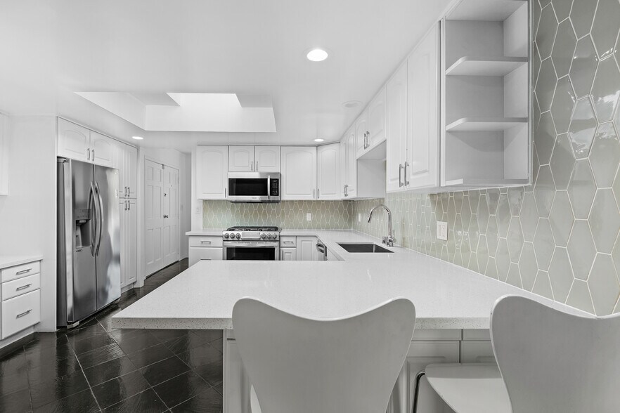 Building Photo - 2843 Lambert Dr