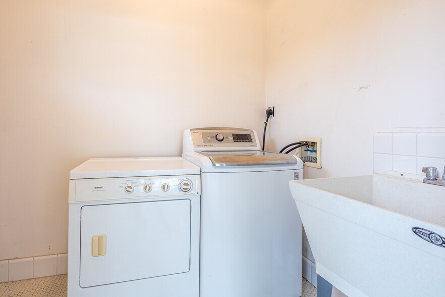 Laundry - 2346 SE Ankeny St
