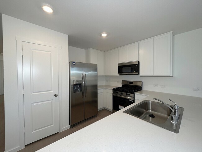 Building Photo - 401 Meadows Ln