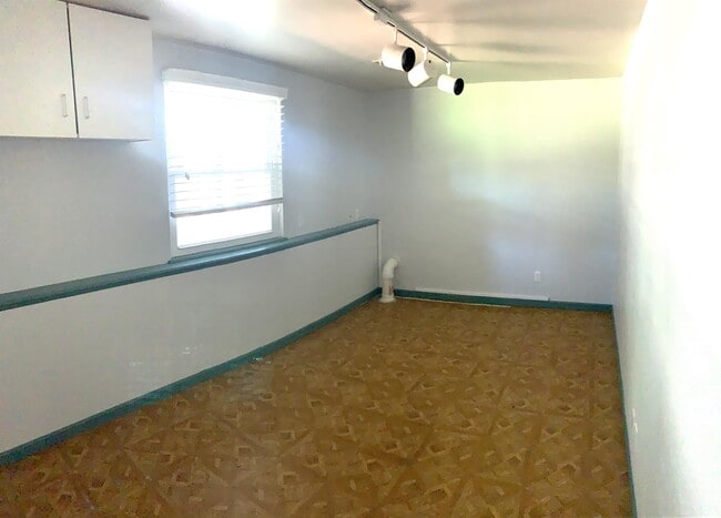 Building Photo - 347 Poppy St