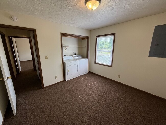 Building Photo - 2 bedroom, 1 bath apartment