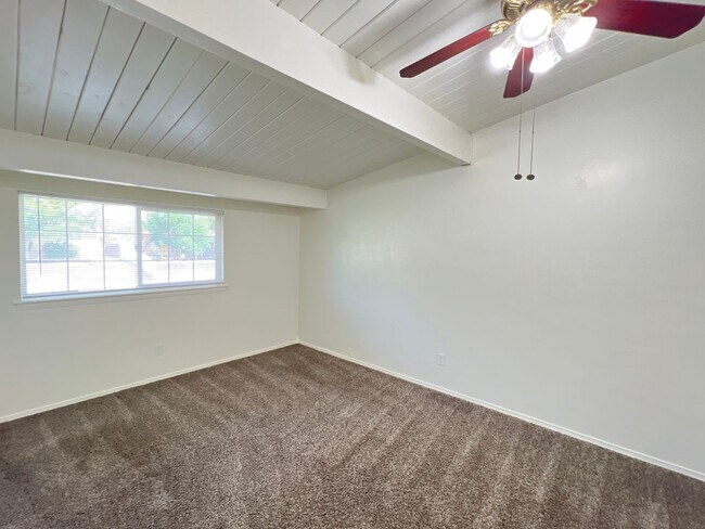 Building Photo - Northeast