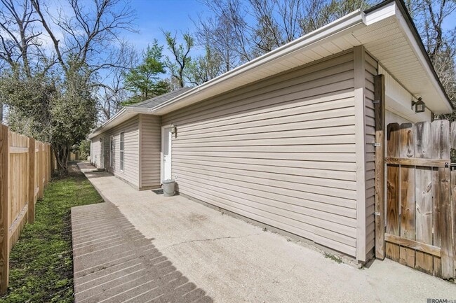 Building Photo - 270 Stoney Creek Ave
