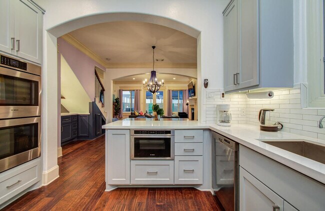 Building Photo - 1204 E 29th St