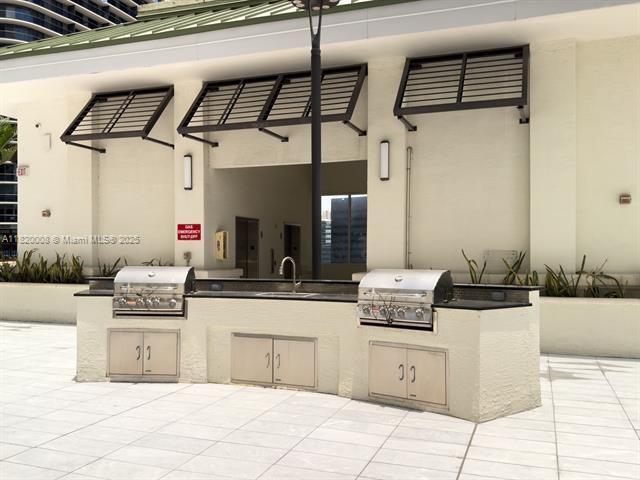 Building Photo - 999 SW 1st Ave