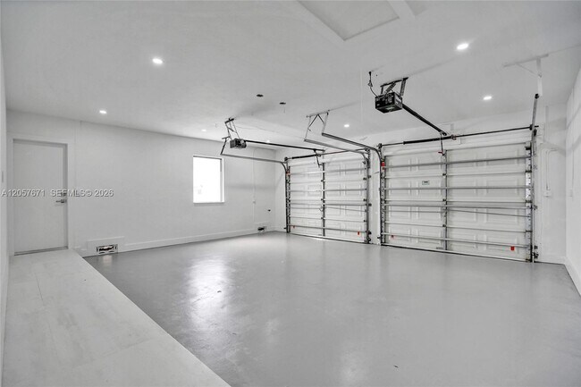 Building Photo - 3010 NE 46th St