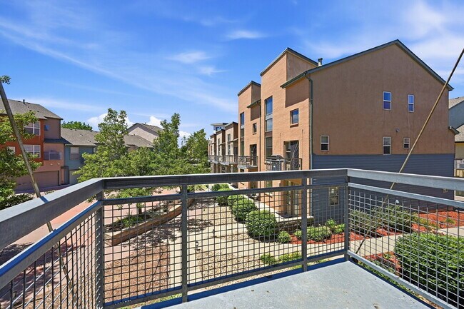Building Photo - $2,595.95- 3 Bed, 3 Bath Townhome in Aurora with Central AC and In Unit Laundry!