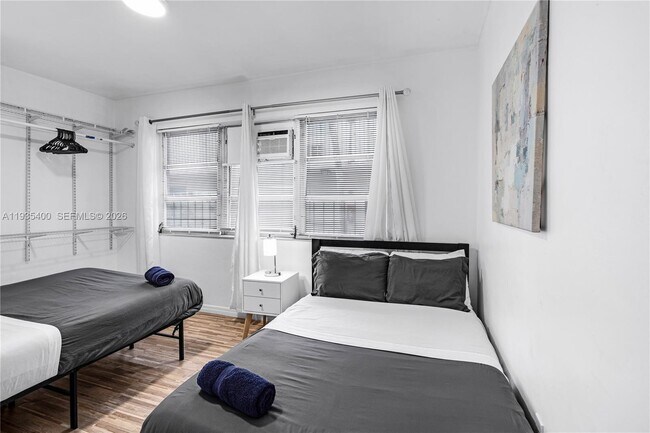 Building Photo - 977 SW 10th St