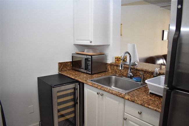 Building Photo - 1350 SE 3rd Ave