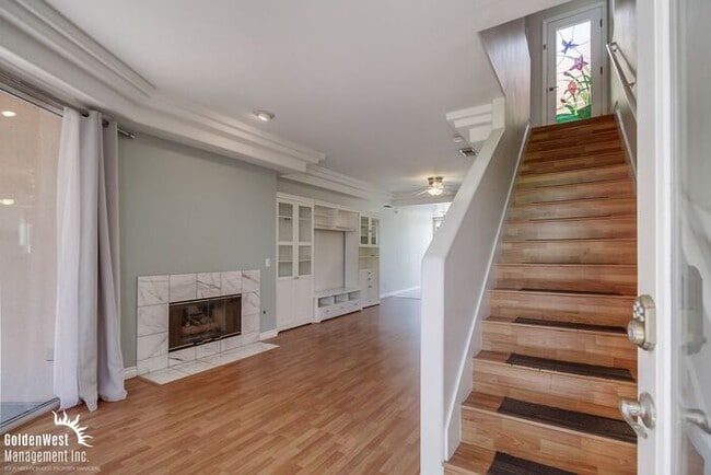 Building Photo - Modern 2Bdm 2.5Ba Town-home with Bonus Roo...