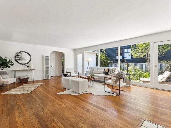 Building Photo - Great 3/2 in Incredible Downtown Location